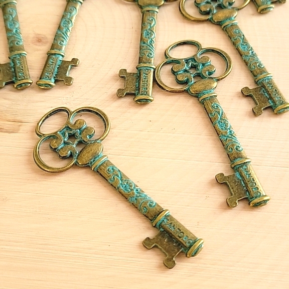 Santoro Green Patina Skeleton Keys - Lot of 8 - Picture 2 of 3